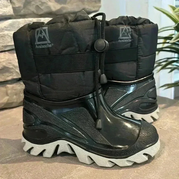 Avalanche Snow Boots,faux fur lining, traction sole zipper & bungee cord - Picture 1 of 8